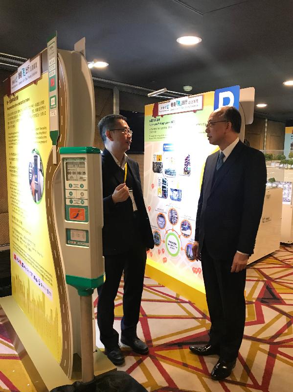 The Secretary for Transport and Housing, Mr Frank Chan Fan, today (December 3) attended the International Symposium on Road Congestion Charging. Photo shows Mr Chan (right) viewing a model of the new generation of parking meter. 