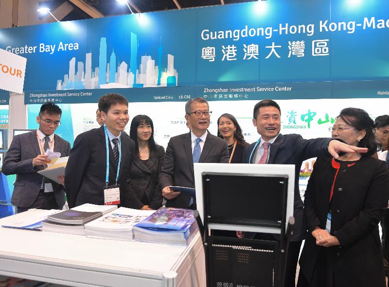The Financial Secretary, Mr Paul Chan, attended the Joint Opening of SmartBiz Expo and Asian E-tailing Summit 2019 this morning (December 4). Photo shows Mr Chan (centre), accompanied by the Executive Director of the Hong Kong Trade Development Council, Ms Margaret Fong (third left), touring an Expo booth.
