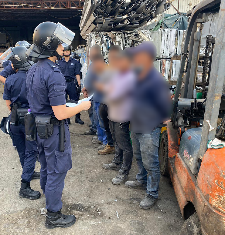 The Immigration Department mounted an anti-illegal worker operation codenamed "Breakthrough" from December 1 to 3. Photo shows the investigators inspecting the proofs of identity of the employees.
