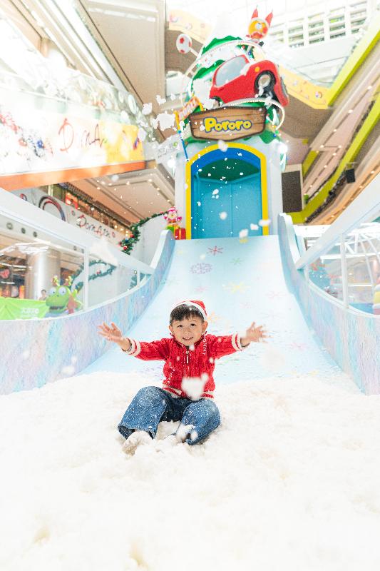 香港房屋委員會（房委會）將於轄下多個商場舉辦聖誕節推廣活動，與市民歡度聖誕。圖示房委會轄下位於九龍油塘的區域商場「大本型」，設有聖誕飄雪滑梯供小朋友玩樂。