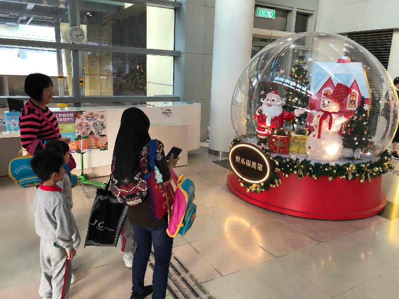 香港房屋委員會（房委會）將於轄下多個商場舉辦聖誕節推廣活動，與市民歡度聖誕。圖示房委會轄下葵涌梨木樹商場的聖誕節裝飾。
