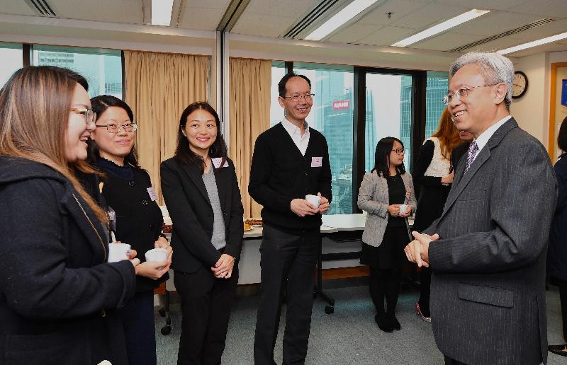 公务员事务局局长罗智光今日（十二月五日）到访法律援助署。图示罗智光（右一）与部门各职系的员工代表茶敍，就他们关注的事宜交换意见。