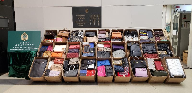 香港海關昨日（十二月四日）採取特別行動，打擊售賣冒牌物品的樓上展銷場，共檢獲約一千七百件懷疑冒牌物品，包括手袋、皮帶、手錶及鞋等，估計市值約二百萬元。