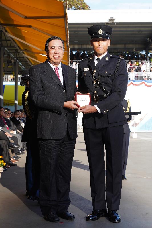 The Correctional Services Department held a passing-out parade at the Staff Training Institute in Stanley today (December 6). Photo shows the President of the Legislative Council, Mr Andrew Leung (left), presenting a Best Recruit Award, the Principal’s Shield, to Officer Mr Law Man-kwong.