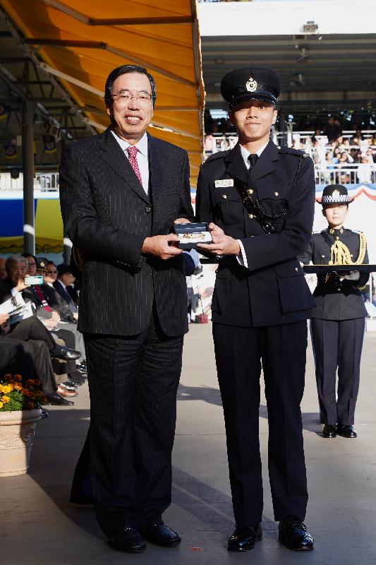 The Correctional Services Department held a passing-out parade at the Staff Training Institute in Stanley today (December 6). Photo shows the President of the Legislative Council, Mr Andrew Leung (left), presenting a Best Recruit Award, the Golden Whistle, to Assistant Officer II Mr Li Kam-hong.