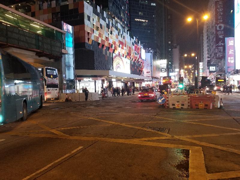 The Transport Department today (December 6) said that after continual repairs during the past week, a cumulative total of 680 sets of traffic lights have resumed normal operation. Photo shows temporary traffic lights placed at the junction of Nathan Road/Mong Kok Road with traffic control measures to direct traffic and enhance road safety.

