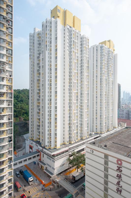 The Hong Kong Housing Authority has recently completed the two residential blocks of the Shek Kip Mei Estate Phase 6 redevelopment in Sham Shui Po, providing a total of 1,056 public rental housing flats for about 3,700 residents. The intake of residents commenced yesterday (December 6).