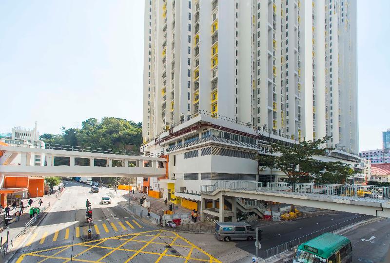 香港房屋委會最近完成深水埗石硤尾邨第六期重建計劃。圖示連接石硤尾邨第六期和第二期的有蓋行人天橋，方便居民出入。