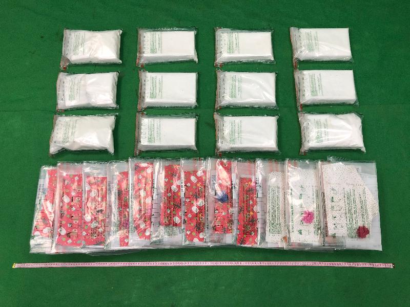Hong Kong Customs yesterday (December 6) detected two cross-boundary drug trafficking cases through passenger channel at Hong Kong International Airport and seized a total of about 24 kilograms of suspected cocaine with an estimated market value of about $30 million. Photo shows the suspected cocaine seized in the first case.
