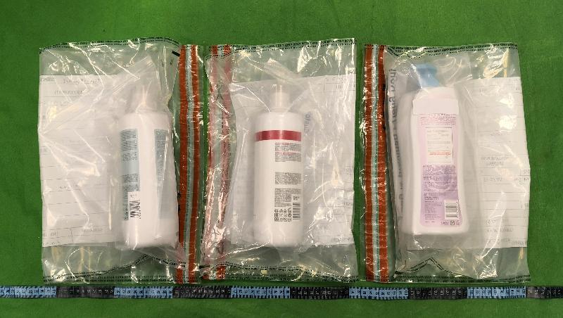 香港海关昨日（十二月八日）在香港国际机场检获约四点二公斤怀疑液态可卡因，估计市值约五百三十万元。