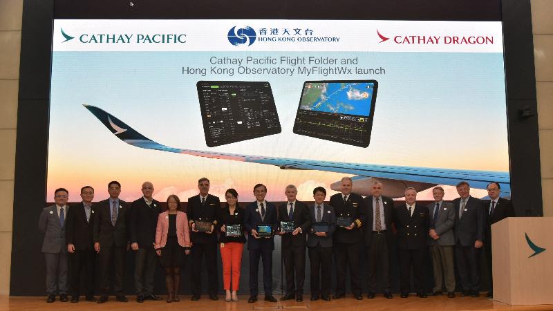 The Director of the Hong Kong Observatory, Mr Shun Chi-ming and the Chief Operations and Service Delivery Officer of Cathay Pacific Airways, Mr Greg Hughes, officiated at a ceremony today (December 9) to celebrate the flights of Cathay Pacific and Cathay Dragon going completely paperless. Photo shows Mr Shun (eighth left), Mr Hughes (eighth right), the Chief of Flight Standards, Civil Aviation Department, Mr Michael Lau (seventh right) and the Executive Director, Airport Operations, Airport Authority Hong Kong, Mrs Vivian Cheung (seventh left) at the ceremony. 

