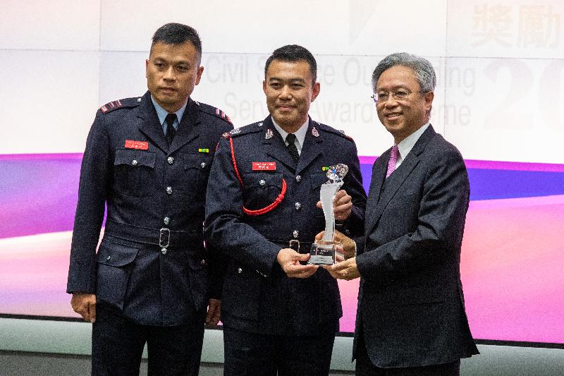 The Civil Service Outstanding Service Award Scheme 2019 Prize Presentation Ceremony was held at Central Government Offices today (December 10). Photo shows the Secretary for the Civil Service, Mr Joshua Law (first right), presenting the Gold Prize of the Team Award (Crisis Support) to representatives of the Fire Services Department at the ceremony.