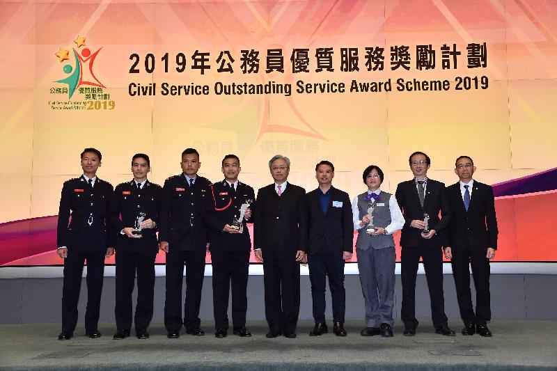The Civil Service Outstanding Service Award Scheme 2019 Prize Presentation Ceremony was held at Central Government Offices today (December 10). Photo shows the Secretary for the Civil Service, Mr Joshua Law (centre), with representatives of the winning departments of the Team Award (Crisis Support), including the Fire Services Department, Hongkong Post and the Hong Kong Observatory.