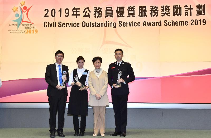 The Civil Service Outstanding Service Award Scheme 2019 Prize Presentation Ceremony was held at Central Government Offices today (December 10). Photo shows the Chief Executive, Mrs Carrie Lam (second right), with representatives of the gold prize winner of the Inter-departmental Partnership Award. 