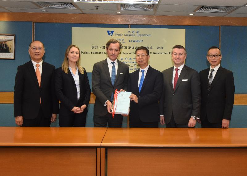 The Director of Water Supplies, Mr Wong Chung-leung (third right), is pictured with the representatives of AJC Joint Venture. They are (from left) the Executive Director and President of China State Construction Engineering (Hong Kong) Limited, Mr Danny Hung; the Structured Finance Manager of Acciona Agua SA, Ms Laura de Andres Marruedo; the Director General of Acciona Agua SA, Mr Jose Diaz-Caneja; the Chief Executive of Jardine Engineering Corporation Limited, Mr Kevin O'Brien (second right); and the Executive Director and Chief Operating Officer of Jardine Engineering Corporation Limited, Mr Penn Yeung (first right). The group had just signed the "Design, Build and Operate" contract for the first stage of the Tseung Kwan O Desalination Plant at the Water Supplies Department Headquarters in Wan Chai today (December 11).

