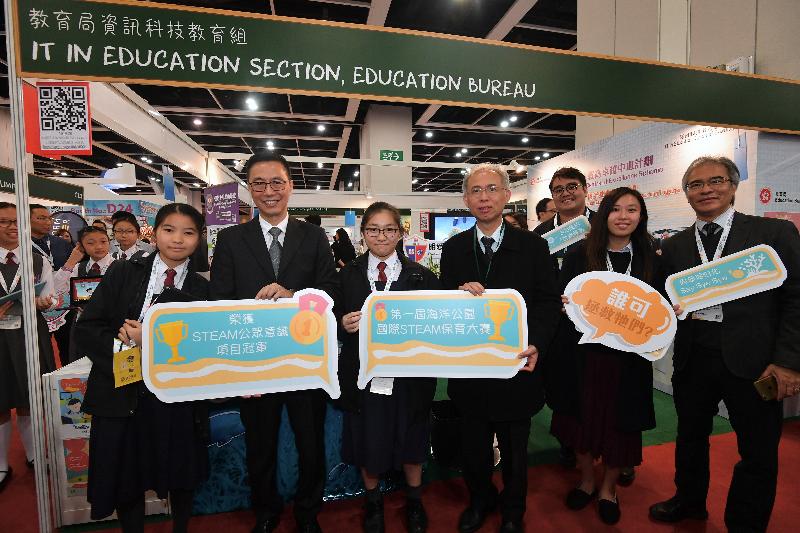 The Secretary for Education, Mr Kevin Yeung (second left), is pictured with staff and students of a school manning an exhibition booth of the Education Bureau at the Learning and Teaching Expo 2019 today (December 11).