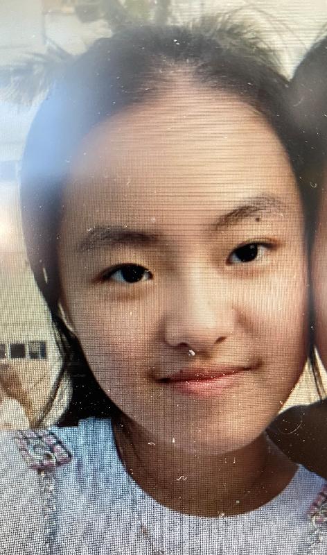 Ng Ka-yan, aged 16, is about 1.55 metres tall, 41 kilograms in weight and of thin build. She has a pointed face with yellow complexion and long black hair. She was last seen wearing a white jacket, a beige sweater, black trousers, black and white sports shoes and carrying a black backpack.
