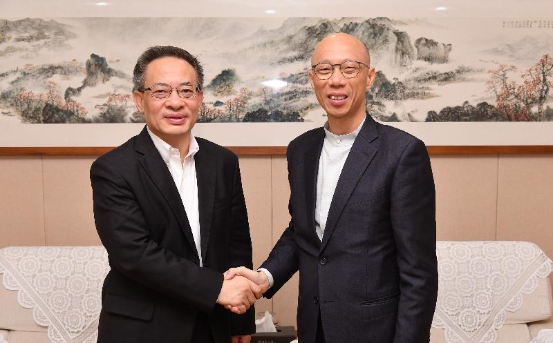 The Secretary for the Environment, Mr Wong Kam-sing (right), is pictured with the Director-General of the Department of Ecology and Environment of Guangdong Province, Mr Lu Xiulu (left), before the first meeting of the Hong Kong-Guangdong Joint Working Group on Environmental Protection and Combating Climate Change in Guangzhou today (December 12).