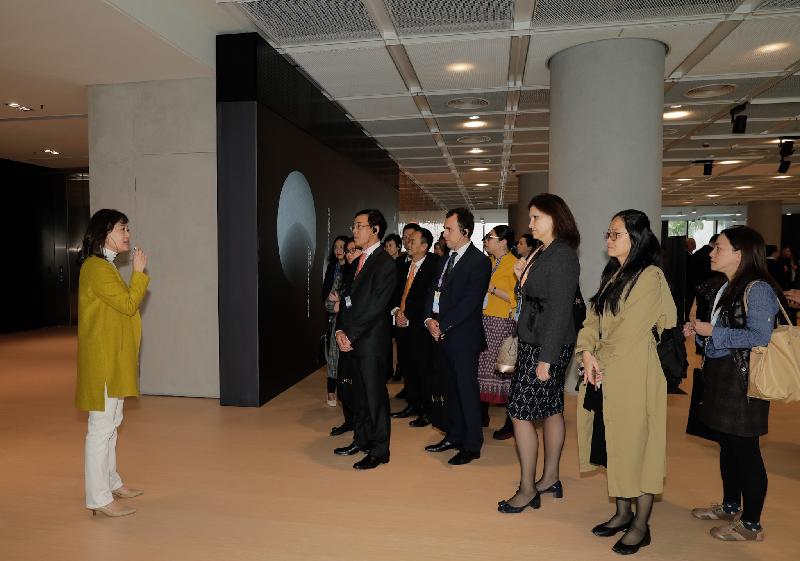 第十一屆亞洲文化合作論壇重點活動──亞洲文化部長座談會今日（十二月十二日）上午舉行。出席論壇的代表團下午到香港藝術館參觀。

