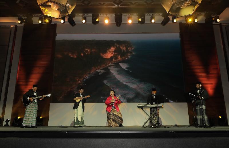 The highlight of the 11th Asia Cultural Co-operation Forum (ACCF), the Ministerial Panel, was held this morning (December 12). This year, performing groups from European and Asian cities were invited to give performances together with local musicians during the Gala Lunch of the ACCF for the first time, in order to let guests have a taste of the cultures of different places.