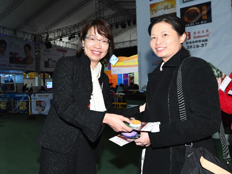 The Commissioner for Narcotics, Ms Ivy Law (left), distributes anti-drug publicity materials to members of the public at an anti-drug publicity event in the 54th Hong Kong Brands and Products Expo at Victoria Park today (December 13), appealing to them to stay away from drugs during the festive season.