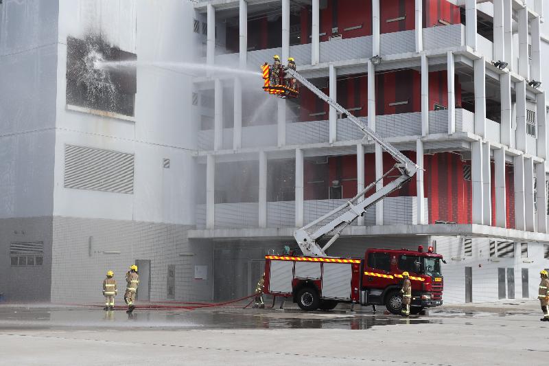 Member of the Executive Council Mrs Regina Ip reviewed the 188th Fire Services passing-out parade at the Fire and Ambulance Services Academy today (December 13). Photo shows graduates demonstrating firefighting and rescue techniques.

