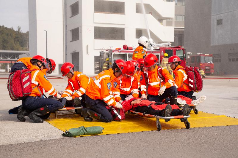 Member of the Executive Council Mrs Regina Ip reviewed the 188th Fire Services passing-out parade at the Fire and Ambulance Services Academy today (December 13). Photo shows graduates demonstrating firefighting and rescue techniques.


