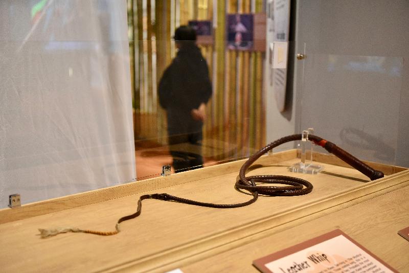 康乐及文化事务署香港电影资料馆（资料馆）今日（十二月十三日）至明年三月八日在资料馆展览厅举办「五花八门－－香港电影的兵器世界」展览。图示关德兴在《神鞭侠》（1968）所用的皮鞭。