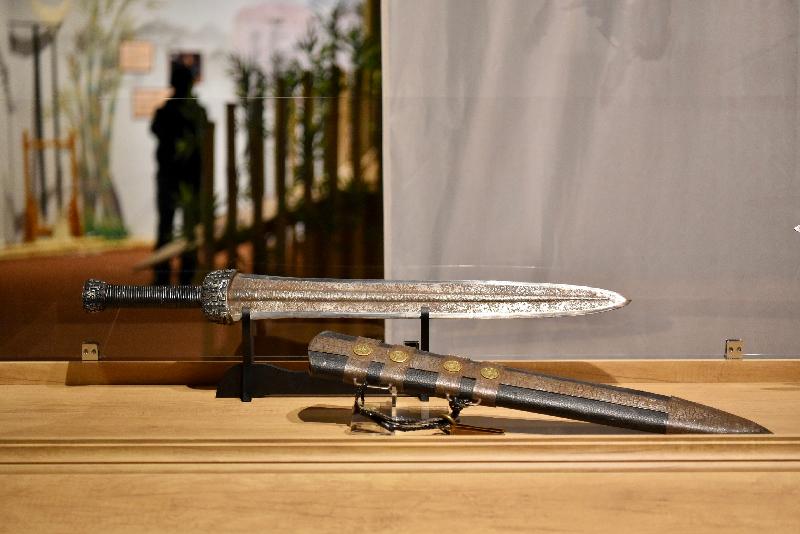 康乐及文化事务署香港电影资料馆（资料馆）今日（十二月十三日）至明年三月八日在资料馆展览厅举办「五花八门－－香港电影的兵器世界」展览。图示《江山美人》（2008）中的青铜剑。