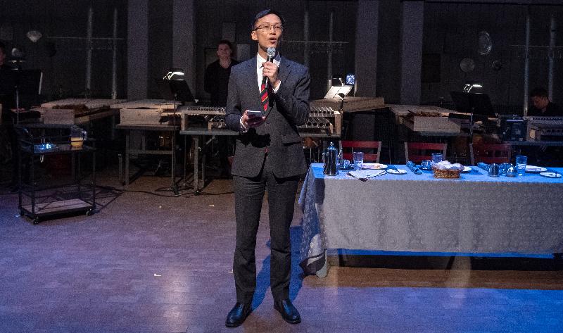 The Director of the Hong Kong Economic and Trade Office, San Francisco, Mr Ivanhoe Chang, gives welcome remarks before the chamber opera "Mila" in San Francisco on December 12 (San Francisco time).