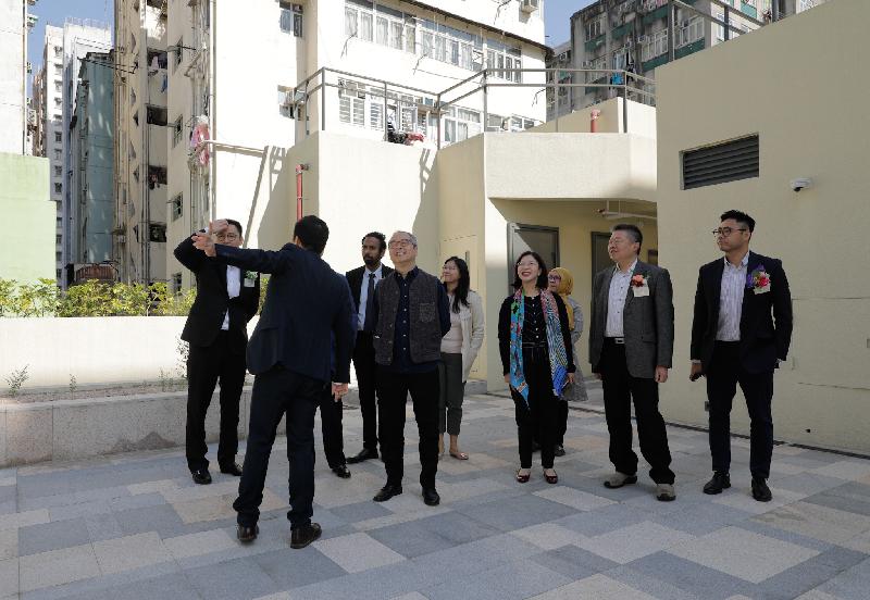 The opening ceremony for the Yau Tsim Mong Multicultural Activity Centre under the Signature Project Scheme of Yau Tsim Mong District was held today (December 14). Photo shows the Secretary for Home Affairs, Mr Lau Kong-wah (third left), and the Director of Home Affairs, Miss Janice Tse (third right), touring the roof garden in the Centre.