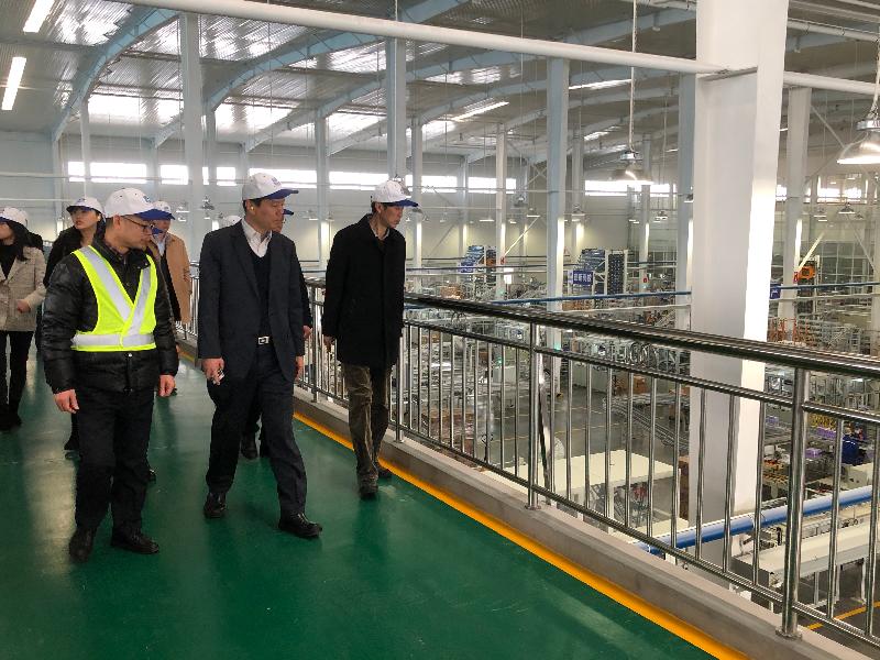 The Director of the Hong Kong Economic and Trade Office in Wuhan, Mr Vincent Fung (centre), visited a Hong Kong-invested enterprise yesterday (December 13) during his visit to Xiaogan Municipality, Hubei Province.