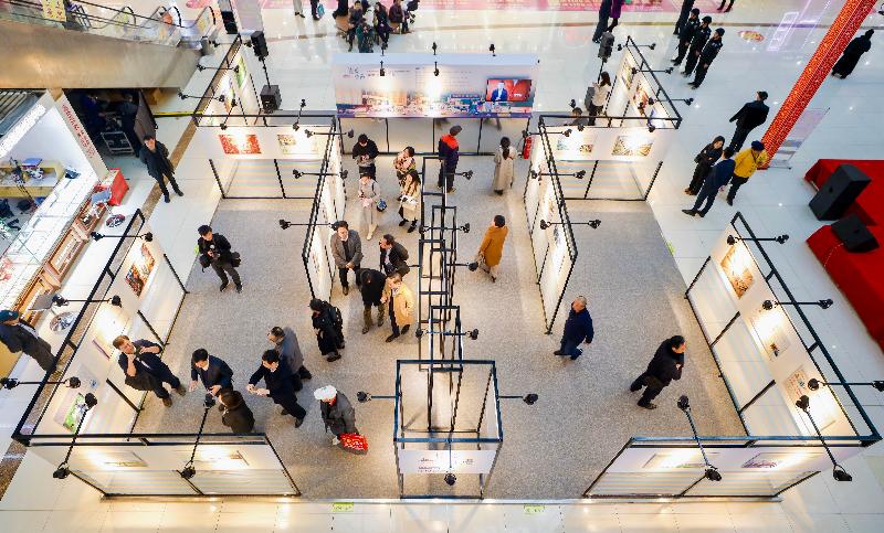 The roving exhibition "Hong Kong Connect", which is open to the public free of charge, is staging at Qiankun Shopping Plaza in Xiaogan Municipality from yesterday (December 13) to December 18.