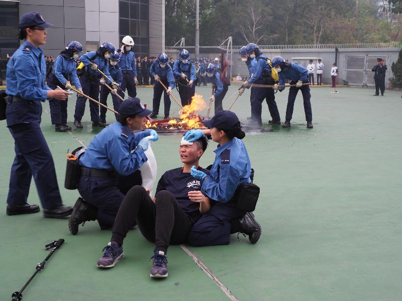 The Civil Aid Service held the 80th Recruits Passing-out Parade at its headquarters today (December 15). Photo shows recruits demonstrating rescue skills.