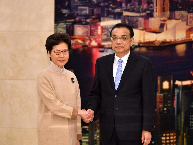 行政長官林鄭月娥（左）今日（十二月十六日）上午在北京向國務院總理李克強述職，匯報香港經濟、社會和政治方面的最新情況。圖示二人在會面前握手。