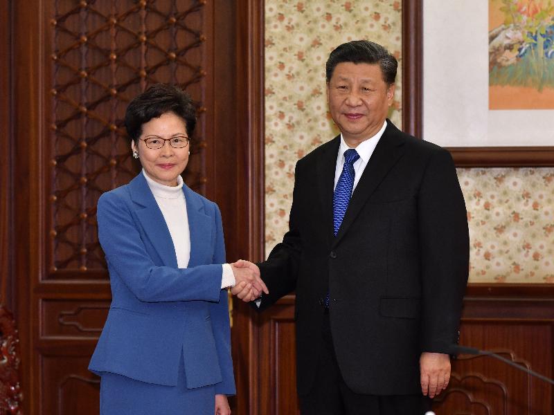 行政長官林鄭月娥（左）今日（十二月十六日）下午在北京向國家主席習近平述職，匯報香港經濟、社會和政治方面的最新情況。圖示二人在會面前握手。