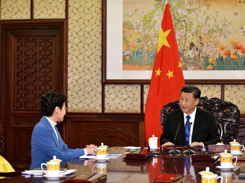 行政長官林鄭月娥（左）今日（十二月十六日）下午在北京向國家主席習近平述職，匯報香港經濟、社會和政治方面的最新情況。