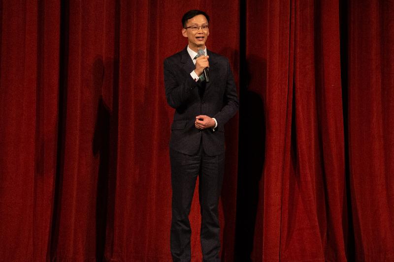 The Director of the Hong Kong Economic and Trade Office, San Francisco, Mr Ivanhoe Chang, delivers welcome remarks at the Cantonese opera performance in San Francisco on December 13 (San Francisco time).