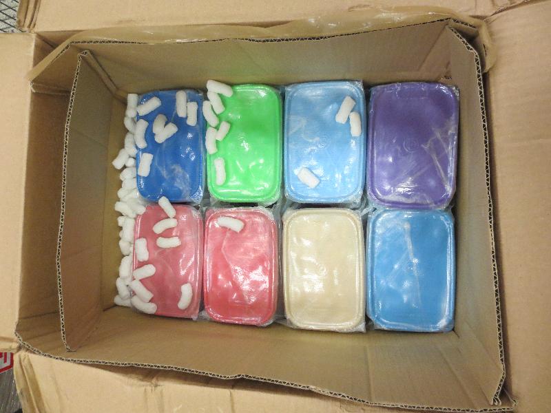 香港海關十二月五日在香港國際機場檢獲約一百一十公斤懷疑冰毒，估計市值約七千七百萬元。這是海關自二○一○年以來破獲最大宗的販運冰毒案件，亦是有紀錄以來海關在邊境管制站檢獲的最大批懷疑冰毒。圖示部分用作收藏懷疑冰毒的塑膠盒。