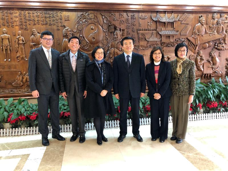 The Secretary for Food and Health, Professor Sophia Chan (third left), today (December 23) embarked on the first day of her visit in Beijing, and met with the Commissioner of the National Administration of Traditional Chinese Medicine, Mr Yu Wenming (third right). Also pictured are the Permanent Secretary for Food and Health (Health), Ms Elizabeth Tse (second right); the Director of Health, Dr Constance Chan (first right); the Chairman of the Hospital Authority (HA), Mr Henry Fan (second left); and the Chief Executive of the HA, Dr Tony Ko (first left).
