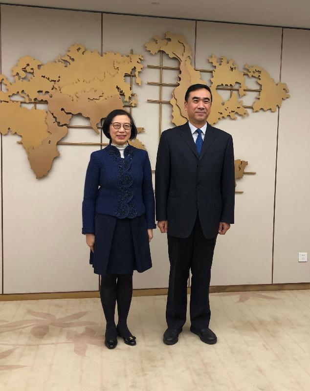 The Secretary for Food and Health, Professor Sophia Chan (left), today (December 23) embarked on the first day of her visit in Beijing, and met with the Vice Minister of the National Health Commission, Mr Li Bin.