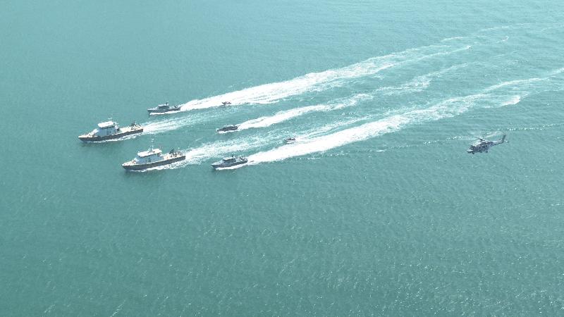 香港海关购置四艘新高速截击艇，取代旧有四艘同类型船只，加强海上截击能力。海关船队目前配备五款共二十二艘不同船只，包括区域巡逻船、高速截击艇、浅水巡逻艇、海港船和充气橡皮艇，全天候于香港水域执勤。图示新高速截击艇配合其他类别船只执行海上反走私任务。