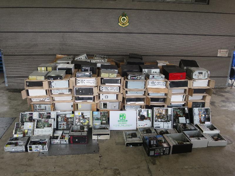 With the assistance of the Customs and Excise Department, the Environmental Protection Department intercepted waste computers, which are classified as waste regulated electrical and electronic equipment, at the Kwai Chung Container Terminals in April this year.