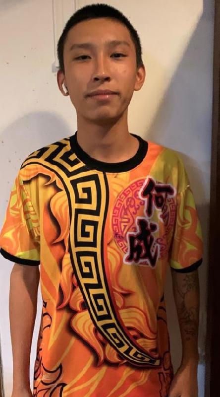 Cheng Ho-tin, aged 16, is about 1.7 metres tall, 45 kilograms in weight and of thin build. He has a long face with yellow complexion, short straight black hair and a tattoo on his left forearm. He was last seen wearing a grey long-sleeved shirt, blue short jeans, black and grey sports shoes and a black cap.