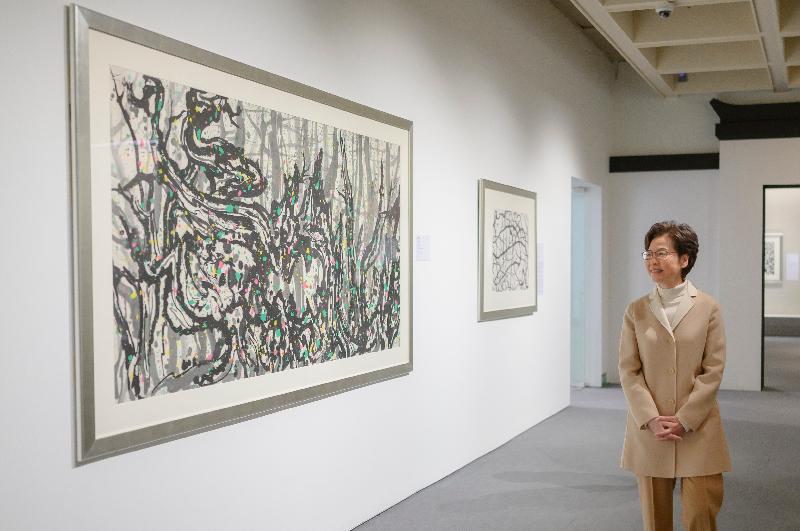 The Chief Executive, Mrs Carrie Lam, today (December 27) visited the Hong Kong Museum of Art in Tsim Sha Tsui, which had undergone a facelift and was reopened to the public at the end of last month. Mrs Lam reviewed the architectural features and new facilities. Photo shows Mrs Lam viewing the exhibits of the museum.