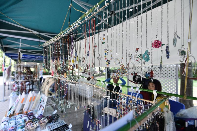 The Leisure and Cultural Services Department invites members of the public to visit the new phase of Arts Corner in Hong Kong Park on Saturdays, Sundays and public holidays from January 1 to December 31 next year. Arts Corner comprises 10 stalls displaying and selling various kinds of handicrafts and artistic works, such as fabric crafts, floral artworks and ornaments, as well as providing cultural and arts services including painting, silhouette cutting and portrait sketching.