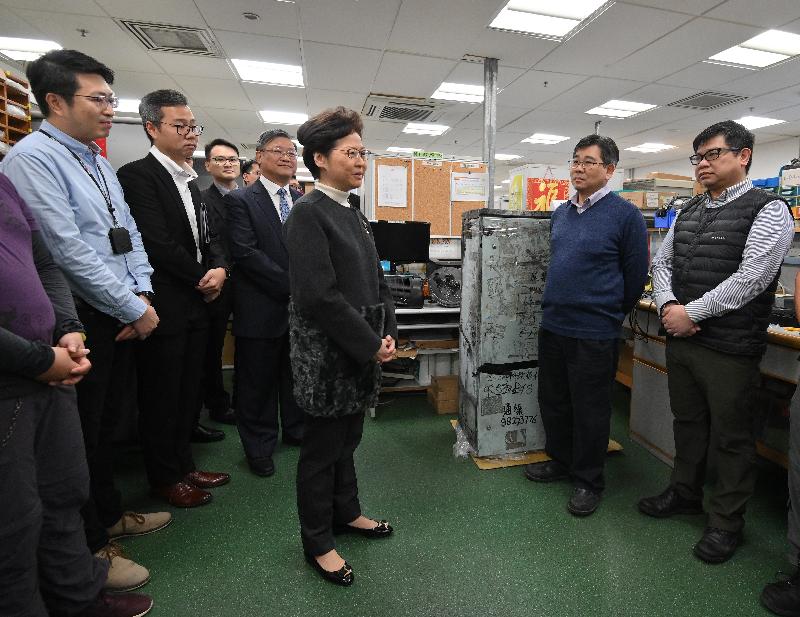 The Chief Executive, Mrs Carrie Lam, visited the Electrical and Mechanical Services Department (EMSD) and the Transport Department today (December 30) to learn more about the measures and recovery work taken by the two departments in response to the protests and vandalistic acts in recent months. Photo shows Mrs Lam (third right), accompanied by Acting Director of Electrical and Mechanical Services, Mr Pang Yiu-hung (fourth right), chatting with staff members of EMSD.
