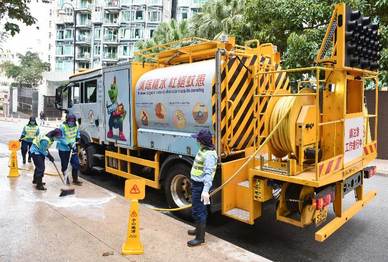 The Food and Environmental Hygiene Department commenced a three-week territory-wide year-end clean-up campaign today (December 31). Cleaning workers are stepping up street cleaning in all districts.