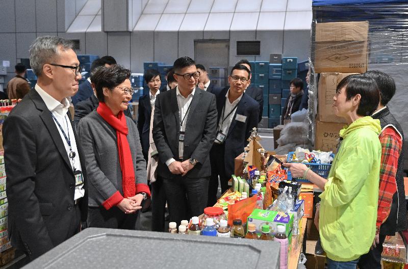 The Chief Executive, Mrs Carrie Lam, today (December 31) visited the Police Headquarters in Wan Chai. Photo shows Mrs Lam (second left), accompanied by the Commissioner of Police, Mr Tang Ping-keung (third left), being briefed on the catering arrangement for frontline officers on duty and cheering for them.