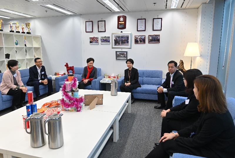 The Chief Executive, Mrs Carrie Lam, today (December 31) visited the Police Headquarters in Wan Chai. Photo shows Mrs Lam (third left), accompanied by the acting Deputy Commissioner of Police (Management), Ms Edwina Lau (fourth left), being briefed on physical and psychological health support services provided by the force to frontline officers and exchanging views with Police Welfare Officers.